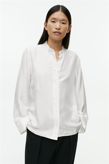 Блузка-рубашка с воротником-стойкой из шелка