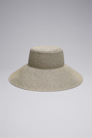 Шляпа из плетеной соломы