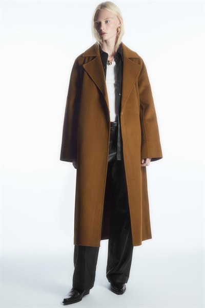 Шерстяное пальто с поясом и двойной отделкой