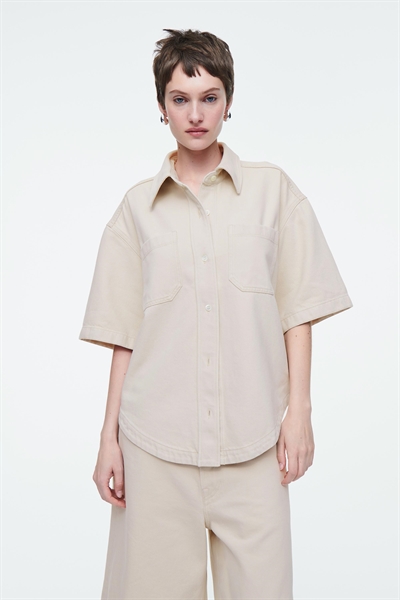 Джинсовая рубашка с короткими рукавами и закругленным подолом