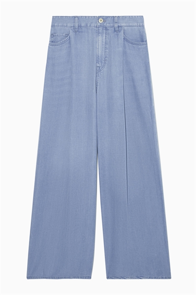 Джинсовые брюки с широкими штанинами и складками