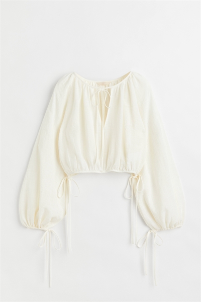 Короткая блузка с объемными рукавами