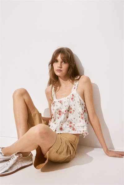 Топ на бретельках с кружевными деталями 1281805003