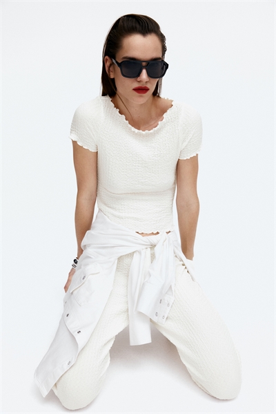 Приталенный топ с оверлочными деталями 1273062001