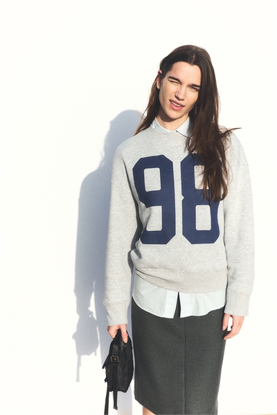 Свитшот оверсайз с узором и деталями 1195824036