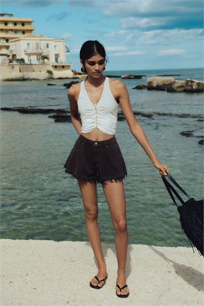 Джинсовые шорты с обтрепанным краем 1266902007