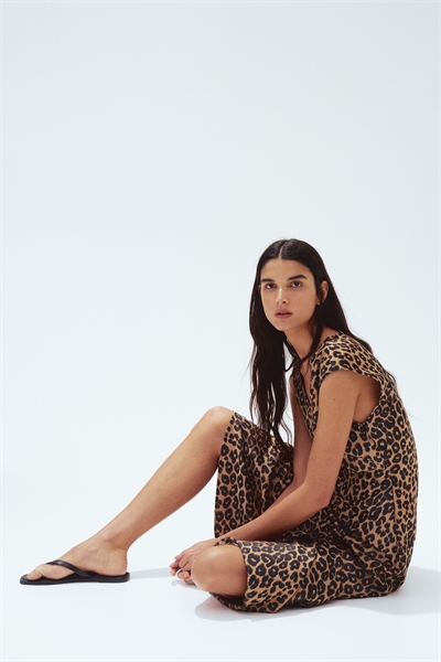 Атласное платье с V-образным вырезом 1291671003