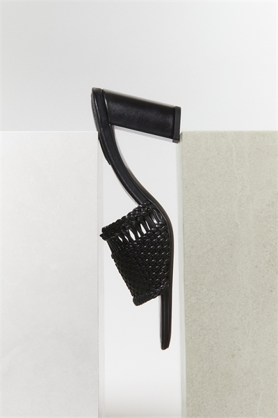 Сандалии на каблуке с оплеткой 1274361001