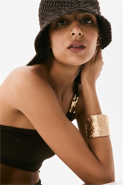 Шапка-ведро с вязаным узором 1295509001