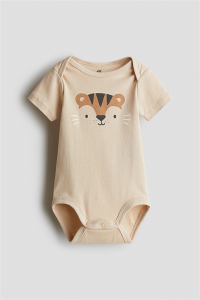 Принтованный боди с вырезом конвертом 1265831007