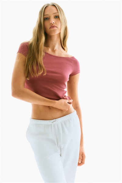 Топ с открытыми плечами в рубчик 1282200002