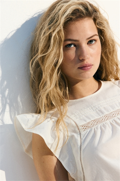 Блузка с кружевными вставками и пеплумом 1290571001