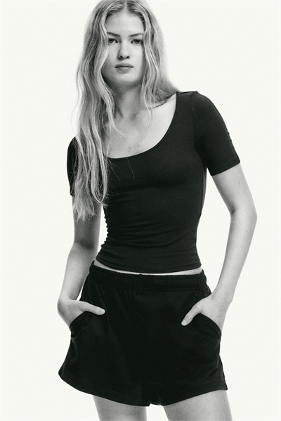 Футболка с обрезанным вырезом 1267017001