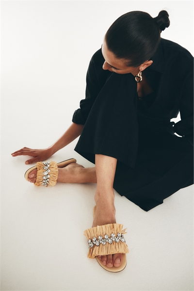 Сандалии, украшенные стразами 1284153002