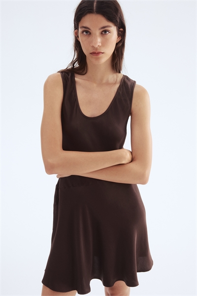 Расклешенное атласное платье 1290248003