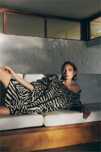 Платье из поплина на плечах 1302083001