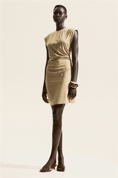 Платье из интерлока с накладками на плечах 1300154001