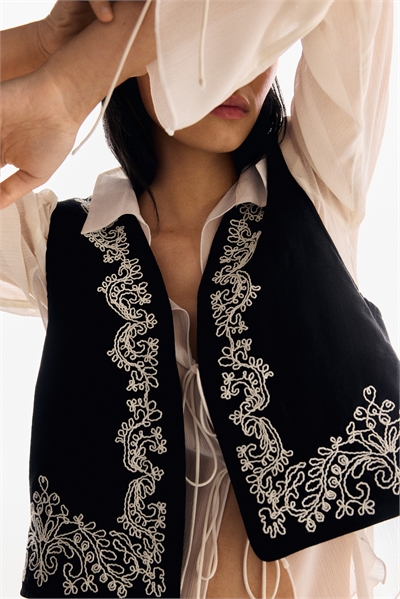 Жилет с вышивкой 1296985001