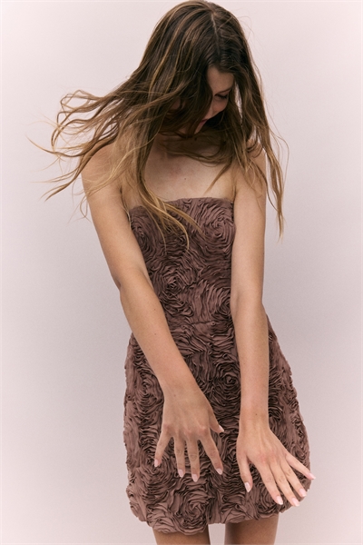 Платье-бандо с аппликацией 1297623001