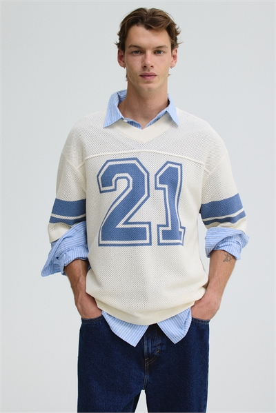 Свободный крой футболки с дырками 1312158001