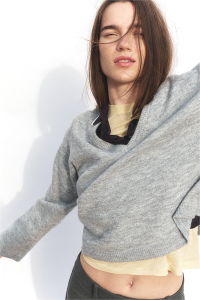 Джемпер с V-образным вырезом из тонкой вязки 1262846005