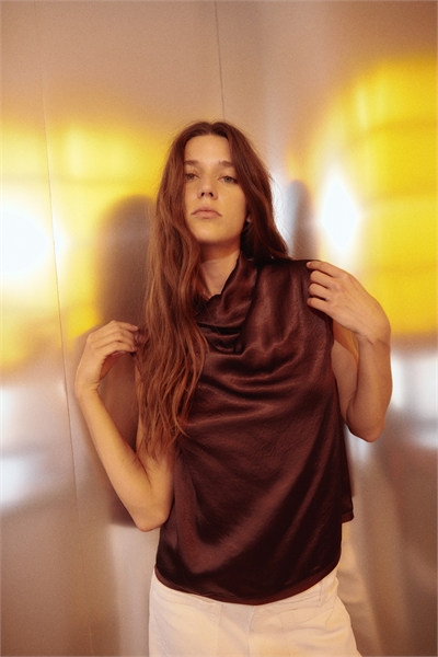 Атласный топ с коровьим вырезом 1309283001