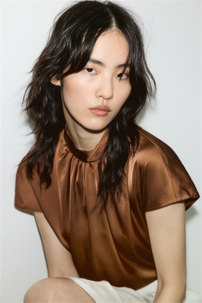 Атласная блузка с воротником-стойкой 1297195002