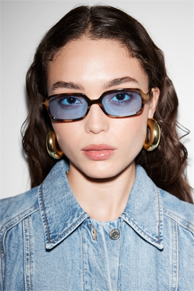 Солнцезащитные очки в удлиненной прямоугольной оправе 1299189002