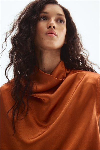 Атласный топ с коровьим вырезом 1309283002