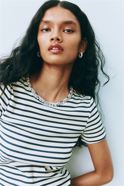 Футболка, украшенная стразами 1300622001