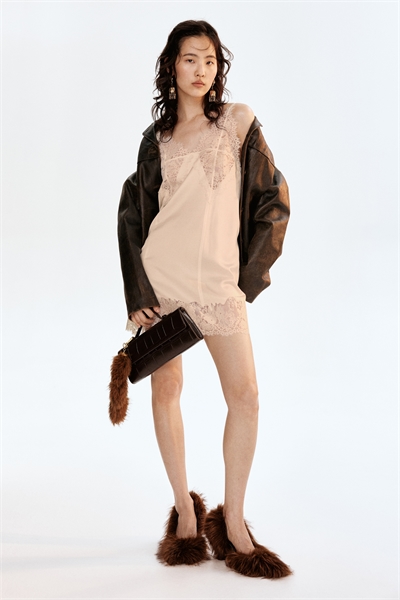 Платье из атласа с кружевной отделкой 1316386001