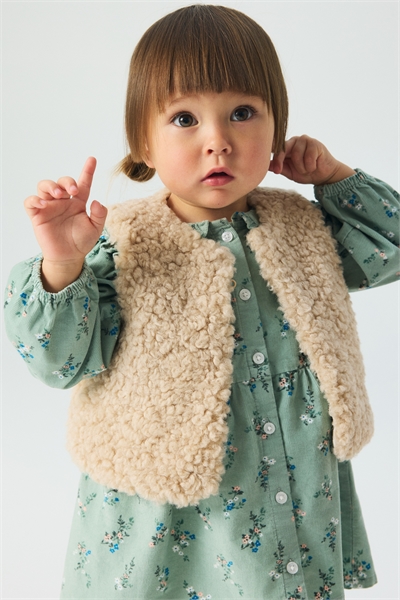 Пушистая жилетка 1242647004