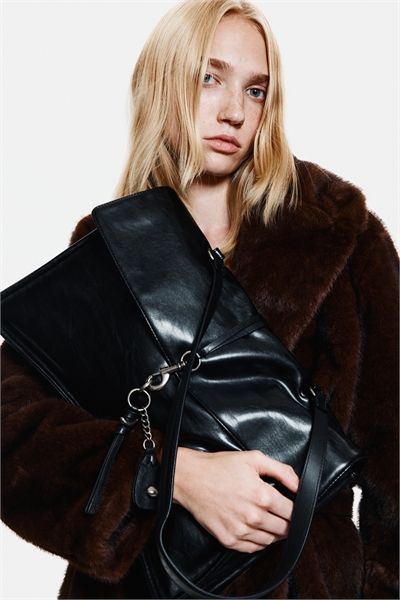 Сумочка с деталями-шармами 1310087001