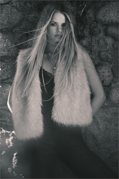 Пушистая жилетка 1301270002