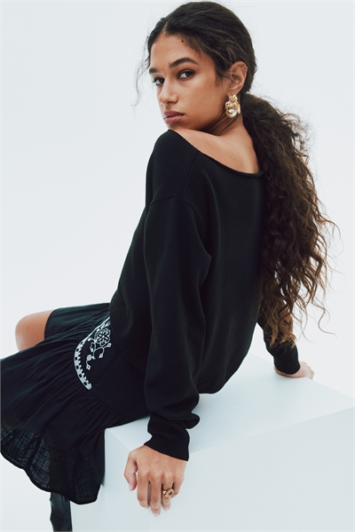 Джемпер на плечах 1302636003