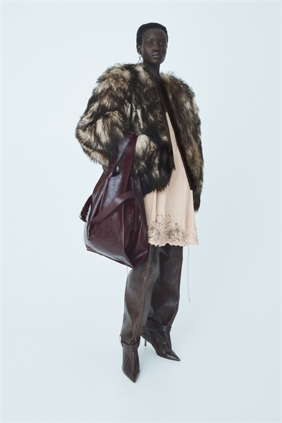 Атласное платье с кружевными вставками 1304263001