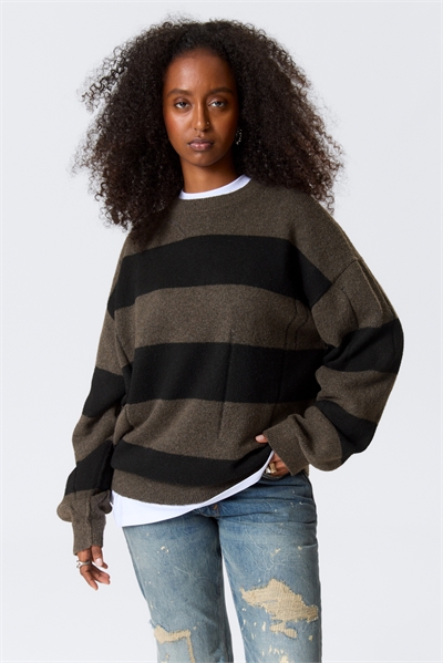 Полосатый вязаный свитер с потертостями 1303837002