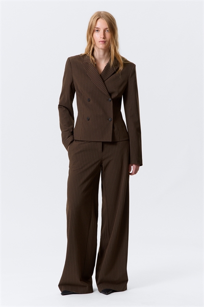 Короткий приталенный блейзер 1295315001