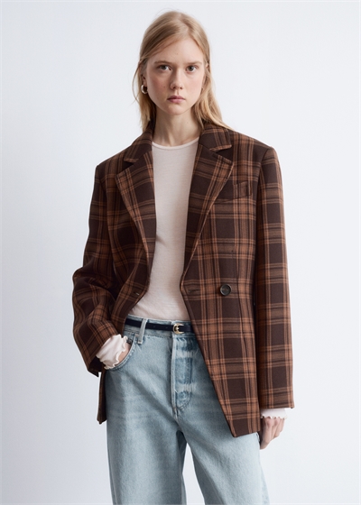 Приталенный блейзер с накладными плечами 1297802002