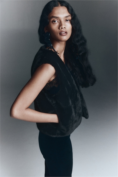 Пушистая жилетка 1301270001