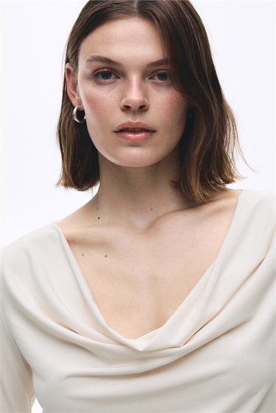 Топ с коровьим вырезом 1310089004