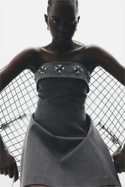 Платье-бандо, украшенное стразами 1312587001