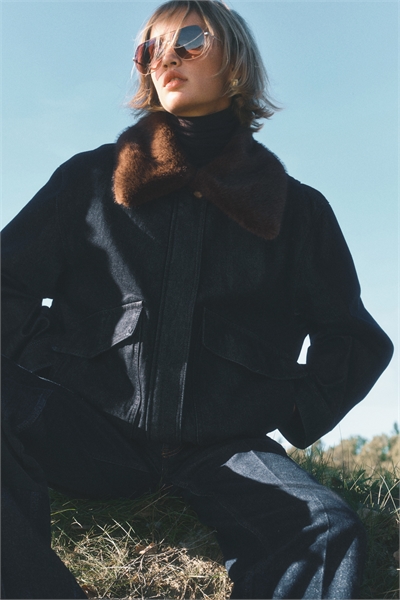 Джинсовая куртка с пушистым воротником 1313358001