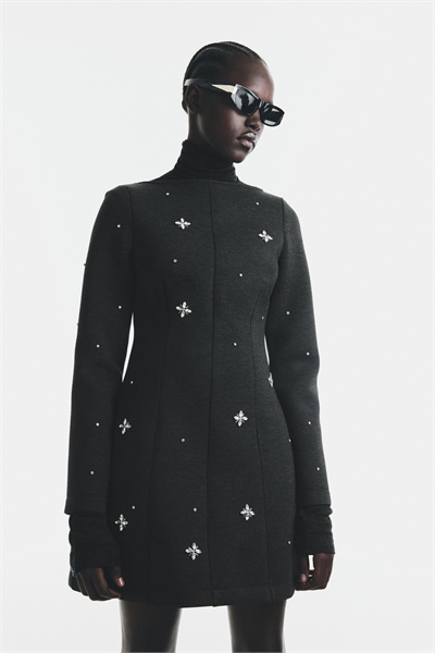 Платье из скубы, украшенное стразами 1313529001