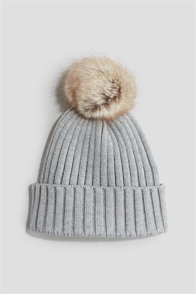 Шапка с помпоном из ребристой вязки 1167556007