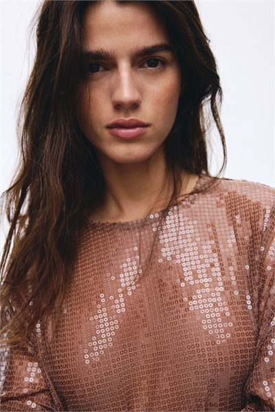 Топ с пайетками в стиле оверсайз 1317609001