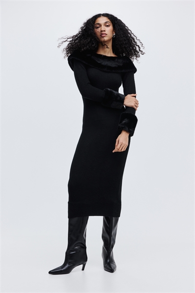 Трикотажное платье на плечах 1320520001