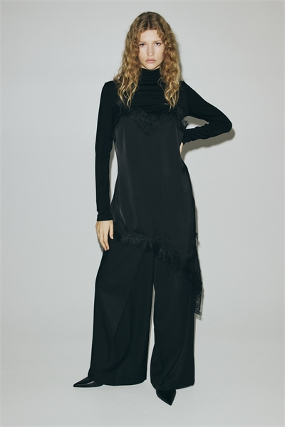 Атласное платье-слип с кружевной отделкой 1323795001