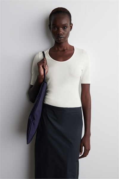 Тонкая футболка из хлопка с обрывным вырезом 1272305002