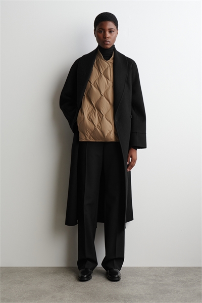 Негабаритная стеганая пуховая жилетка 1287860002